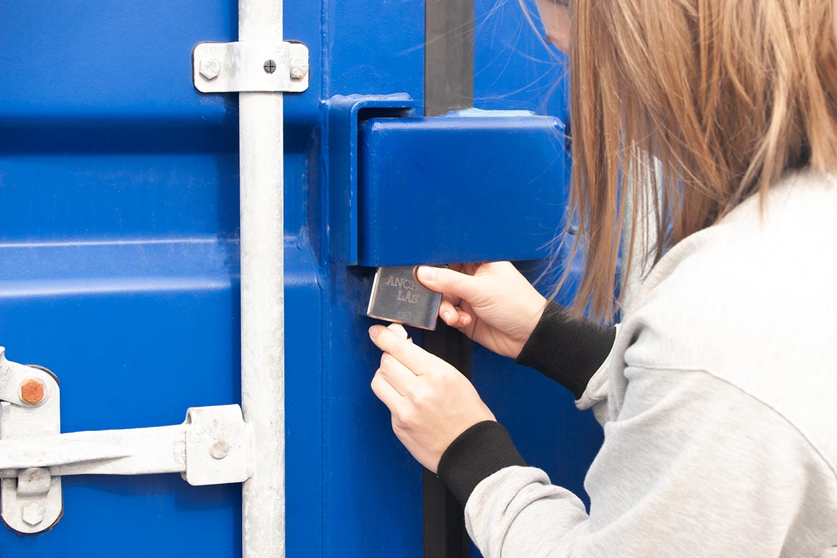 Hvordan åpne og låse lagercontainer