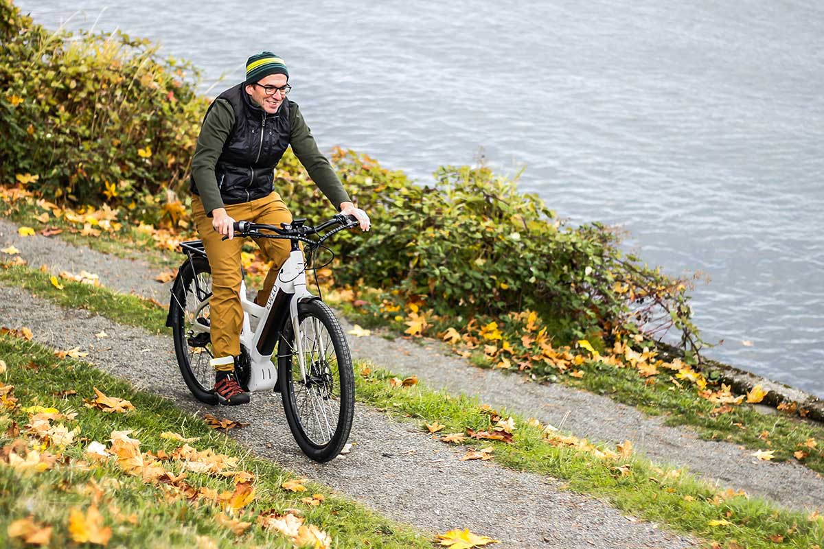 En mann som bruker elsykkel
