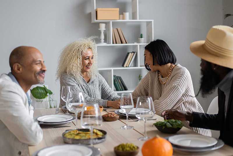 Vennegjeng rundt middagsbordet