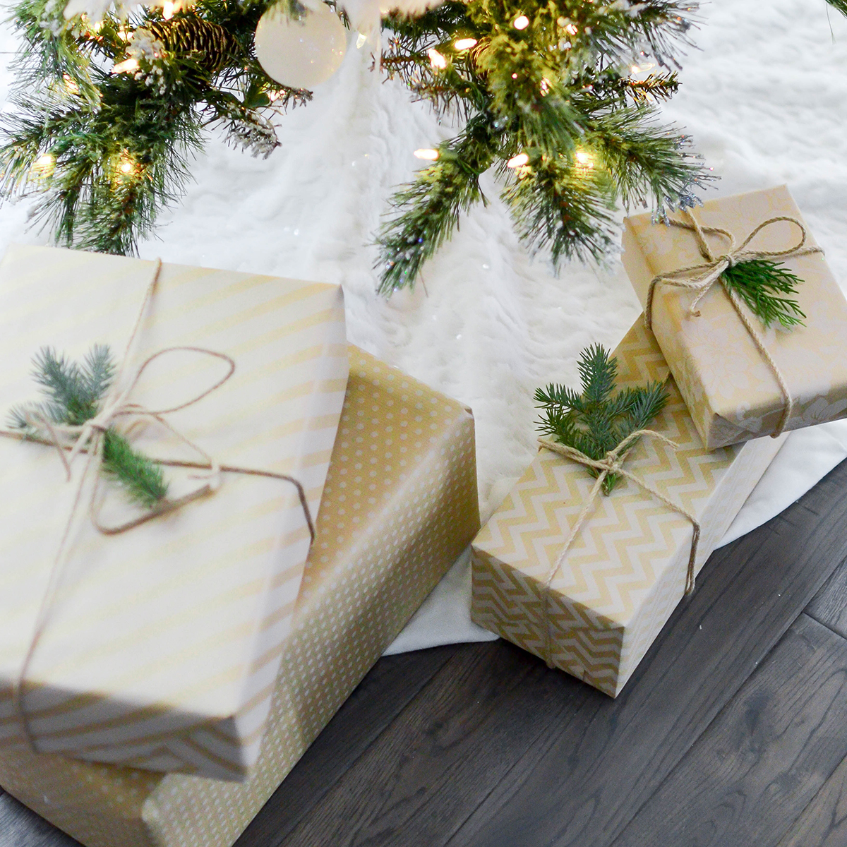 Julegaver under et juletre.