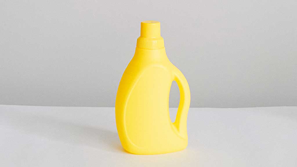 En gul rengjøringsflaske som ikke har noen merkevarer, da det skal illustrere en bærekraftig livsstil med hjemmetlaget rengjøringsmidler