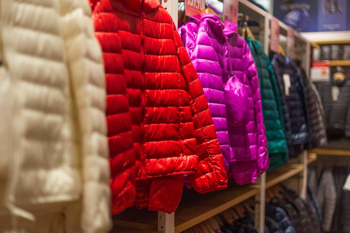 Boblejakker som henger på rad som en illustrasjon av en vintergarderobe.