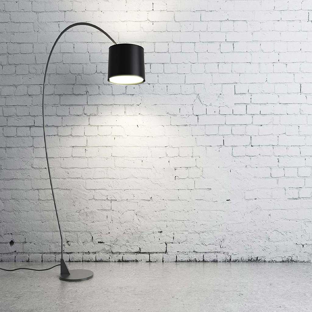 En stående elegant og sort lampe som skal illustrere innredningstips av belysning.