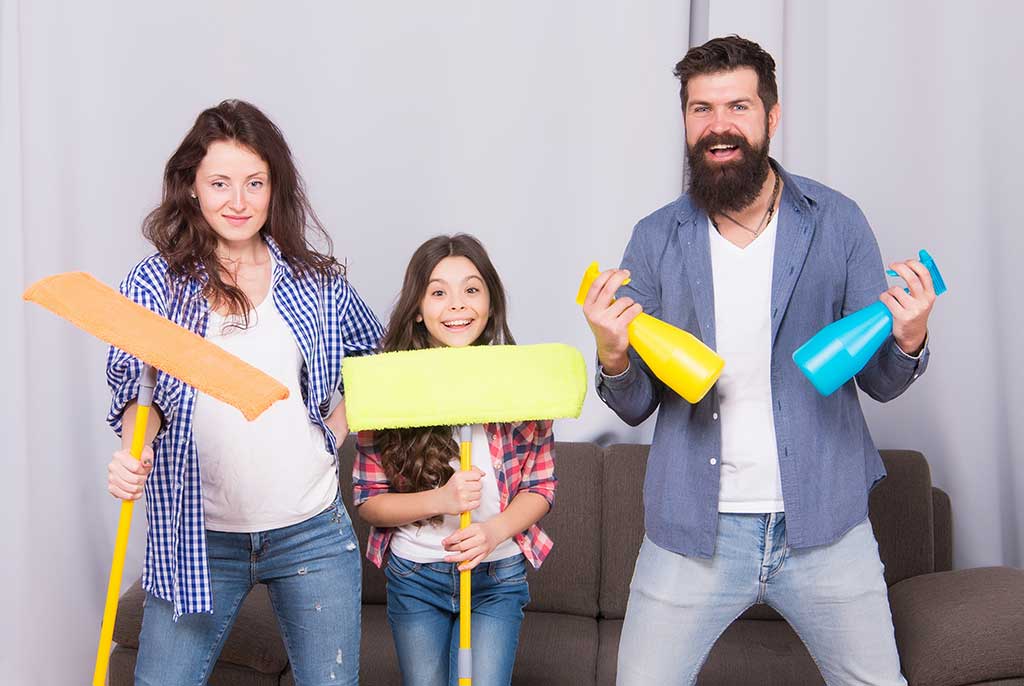Tre mennesker som er klar for rengjøring med to mopper og spray